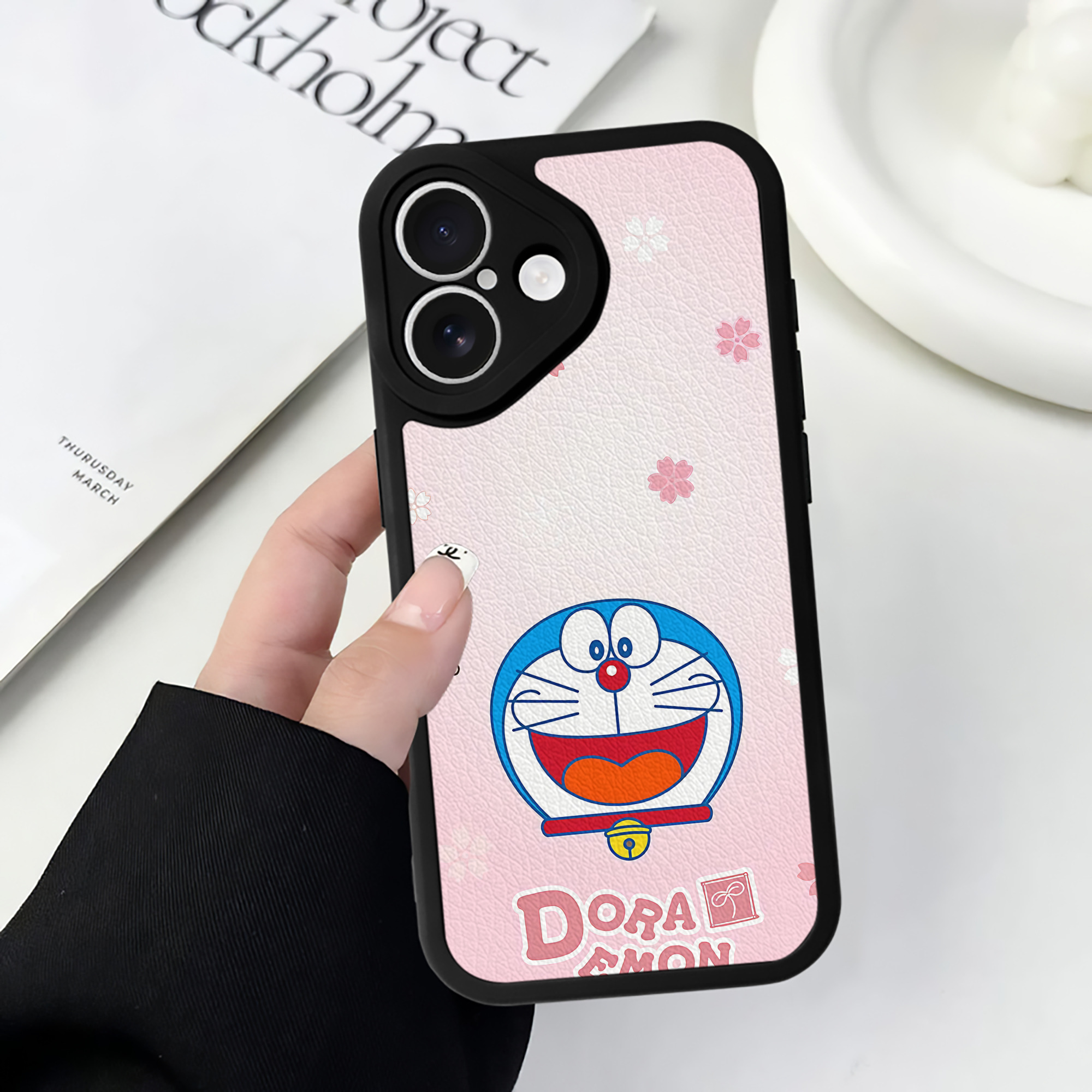 （画像用） ドラえもん Doraemon 【iPhone 16シリーズ対応】シリコンスマホケース（レザー調） 材質：シリコン